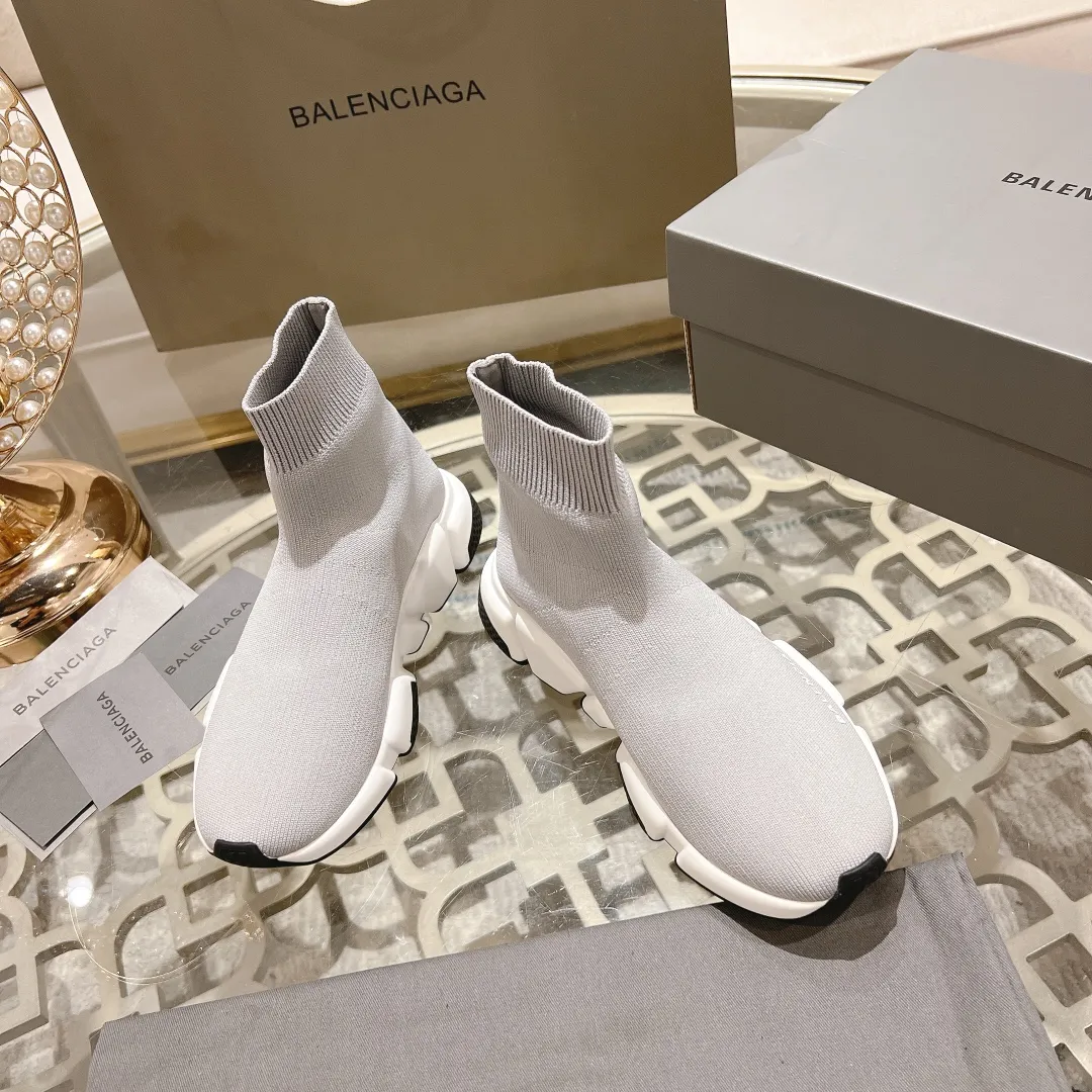 👟👟Ex-factory price 400👟👟 Balenciaga classic sock boots, originally produced by the factory, purchasing agent level. The latest original outsole mold, (TPU ten-vacuum outsole, the highest version on the market, please do not compare prices with TPR outsole, don’t bother if you don’t know the product) The black, white and red three-color vacuum sole shows high-end luxury. •Upper: elastic fly weave double-layer composite gold wire high-elastic knitted mesh cotton •Inner lining: imported double-sided velvet, which is comfortable and resilient to shape •Insole: original imported terry cloth, breathable but not fading •Sole: TPU ten-vacuum outsole (to eliminate pores) •Packaging: full set of packaging (certificate, invoice, cloth bag, handbag) •Size: 34-45 standard code (34, 45, 46.47 can be customized and are not returnable)